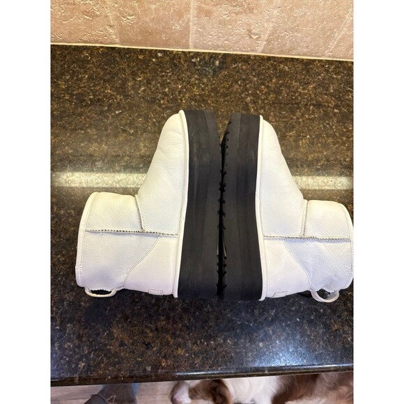 UGG Women's Classic Mini Warm-Lined Platform Booties White Size 10 EUC - Picture 9 of 10